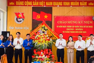 Lãnh đạo tỉnh Thanh Hóa tặng hoa chúc mừng tổ chức đoàn, thanh niên trong tỉnh.