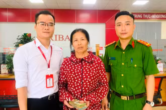 Khách hàng phối hợp công an và cán bộ Agribank ngăn chặn hành vi lừa đảo, chiếm đoạt tài sản.