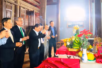 Đại biểu cùng dòng họ Hồ dâng hương tưởng niệm Hồ Quý Ly.