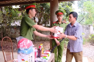 Người dân huyện Quan Hóa mang súng kíp, đổi lấy vật dụng gia đình.