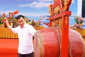 Lãnh đạo thành phố Sầm Sơn nổi trống khai hội.