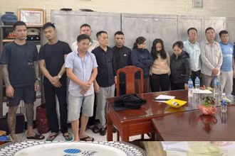 Các đối tượng tổ chức, đánh bạc cùng tang vật.