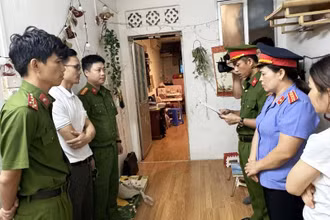 Cơ quan chức năng thi hành quyết định khởi tố, bắt giam bị can.