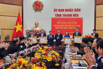 Lãnh đạo tỉnh Thanh Hóa trao Huân chương Lao động hạng Ba cho các cá nhân có thành tích xuất sắc.