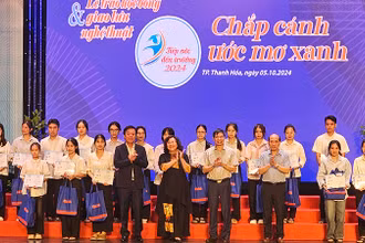 Các đơn vị đồng tổ chức trao học bổng cho sinh viên.