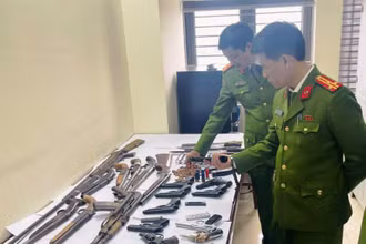 Công an kiểm tra các loại vũ khí thu giữ.