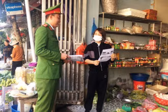 Công an tuyên truyền tới người dân không sản xuất, buôn bán, sử dụng pháo trái phép.
