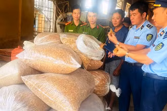 Lực lượng chức năng phát hiện măng khô dạng sợi không rõ nguồn gốc, xuất xứ tại cơ sở kinh doanh.