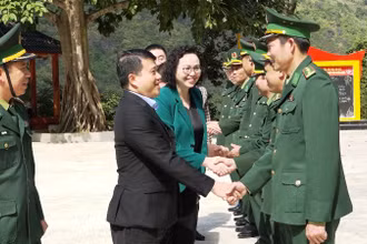 Lãnh đạo Hội đồng Dân tộc của Quốc hội với Bộ đội Biên phòng ở huyện Mường Lát, tỉnh Thanh Hóa.
