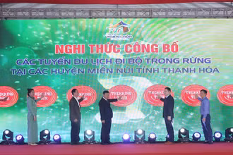 Các đại biểu thực hiện nghi thức khai trương tuyến du lịch đi bộ trong rừng.
