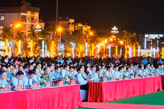 Các đại biểu cùng nhân dân tại Thanh Hóa tham dự điểm cầu truyền hình. 