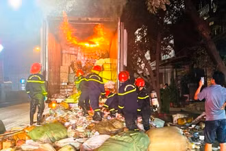Lực lượng chuyên nghiệp vừa chữa cháy, vừa di chuyển hàng hóa trong thùng xe container.