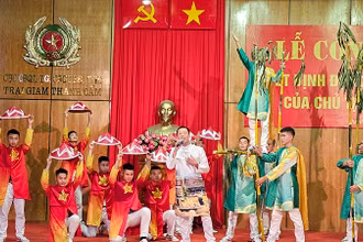 Một tiết mục văn nghệ mừng ngày đặc xá.
