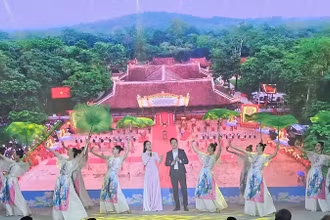 Một tiết mục văn nghệ mừng huyện đạt chuẩn nông thôn mới.