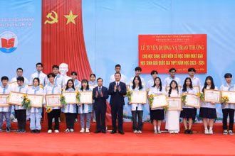 Lãnh đạo tỉnh Thanh Hóa trao tặng Bằng khen cho các học sinh đoạt giải quốc gia.