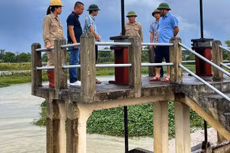 Cán bộ thủy nông kiểm tra mực nước, vận hành cống tiêu.