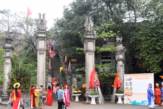 Tam quan dẫn lối lên Đền thờ Độc Cước.