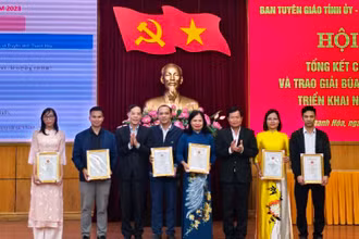 Lãnh đạo tỉnh Thanh Hóa trao thưởng cho các tác giả có tác phẩm đoạt giải C.