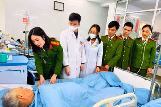 Thành viên đoàn công tác ân cần hỏi thăm sức khỏe bệnh nhân.