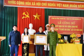 Thân nhân, gia đình đón nhận Quyết định và Bằng Tổ quốc ghi công liệt sĩ Vi Văn Luân.