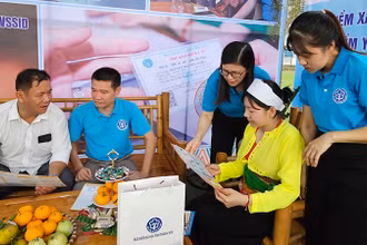 Cán bộ, nhân viên Bảo hiểm xã hội truyền thông bảo hiểm y tế tới người dân vùng thượng du Thanh Hóa.