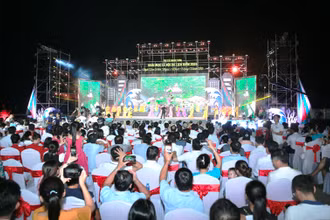 Quang cảnh lễ hội du lịch biển Nghi Sơn.