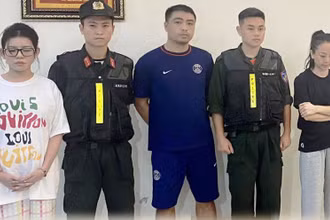 Công an bắt giữ, quản thúc các đối tượng.