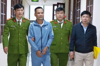 Công an quản lý đối tượng ra đầu thú.