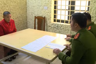 Công an xét hỏi đối tượng có hành vi cho vay lãi nặng trong giao dịch dân sự.