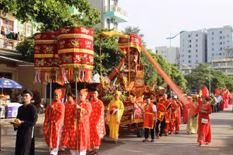 Các phường, xã rước kiệu thành hoàng làng về khu vực Đền thờ Độc Cước cùng phối tế.
