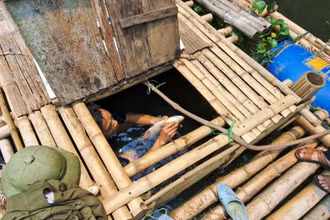 Kiểm tra cá nuôi trong lồng trên sông Mã bị chết.