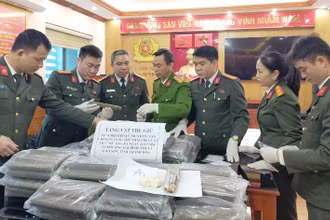 Lực lượng Công an kiểm tra tang vật vụ án.