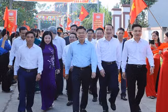 Phó Thủ tướng Lê Thành Long cùng các đại biểu về dự Ngày hội đại đoàn kết toàn dân với khu dân cư thôn 1, xã Vân Sơn, huyện Triệu Sơn.