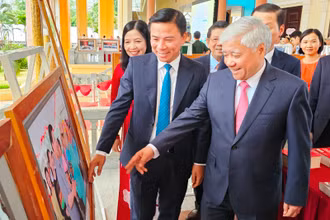 Các đại biểu tham quan khu trưng bày ảnh về Đại đoàn kết toàn dân tộc.