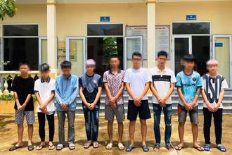 Nhóm đối tượng bị bắt giữ cùng hung khí nguy hiểm.