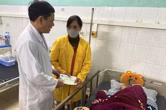 Lãnh đạo Bệnh viện Đa khoa tỉnh Thanh Hóa tặng quà cho bệnh nhân điều trị nội trú.