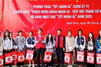 Hội Chữ thập đỏ Thanh Hóa trao tặng quà cho học sinh, sinh viên vượt khó.