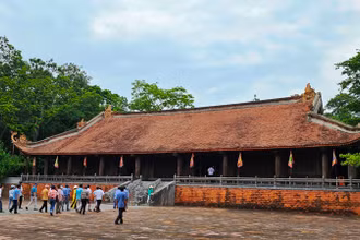 Ban quản lý mở cửa chính điện Lam Kinh phục vụ khách tham quan.
