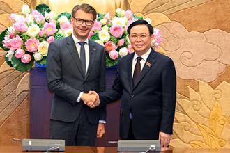 Chủ tịch Quốc hội Vương Đình Huệ tiếp Ngài Daniel Caspary, Chủ tịch Đoàn Nghị sĩ phụ trách quan hệ với các quốc gia Đông Nam Á và ASEAN của Nghị viện châu Âu. (Ảnh DUY LINH)