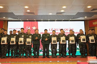 Đại diện lãnh đạo Tổng cục Kỹ thuật trao quà tặng các kiểm định viên quân sự trước khi lên đường làm nhiệm vụ.