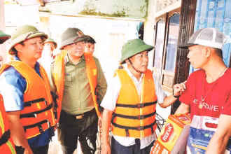 Lãnh đạo tỉnh Thừa Thiên Huế thăm hỏi, tặng quà người dân tại vùng "rốn lũ" huyện Quảng Điền.