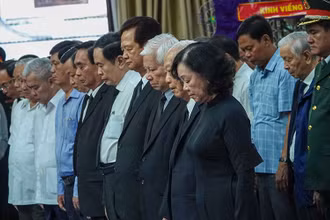 Các đồng chí lãnh đạo Đảng, Nhà nước dự lễ truy điệu đồng chí Lê Phước Thọ. (Ảnh TTXVN)