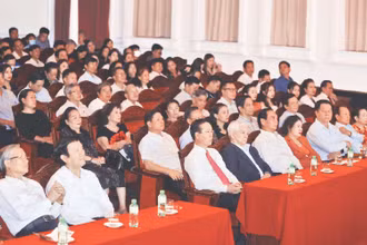 Chủ tịch nước Võ Văn Thưởng và các đồng chí lãnh đạo, nguyên lãnh đạo Đảng, Nhà nước dự chương trình. (Ảnh TTXVN)
