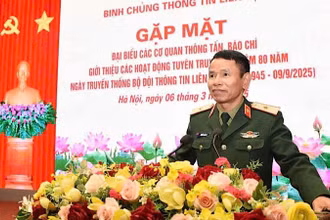 Thiếu tướng Nguyễn Văn Trị, Bí thư Đảng ủy, Chính ủy Binh chủng Thông tin liên lạc, phát biểu tại buổi gặp mặt.