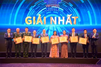 Phó Thủ tướng Chính phủ Trần Lưu Quang và Tiến sĩ Khoa học Phan Xuân Dũng trao giải Nhất cho các tác giả, nhóm tác giả.