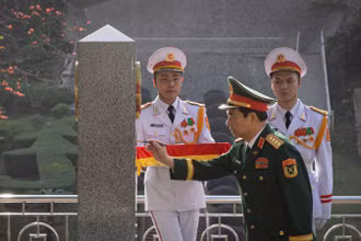 Đại tướng Phan Văn Giang, Ủy viên Bộ Chính trị, Phó Bí thư Quân ủy Trung ương, Bộ trưởng Quốc phòng tô son cột mốc 1116.