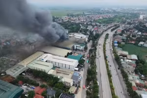 [Video] Khẩn trương khống chế đám cháy tại xưởng mộc ở phường Chương Mỹ 