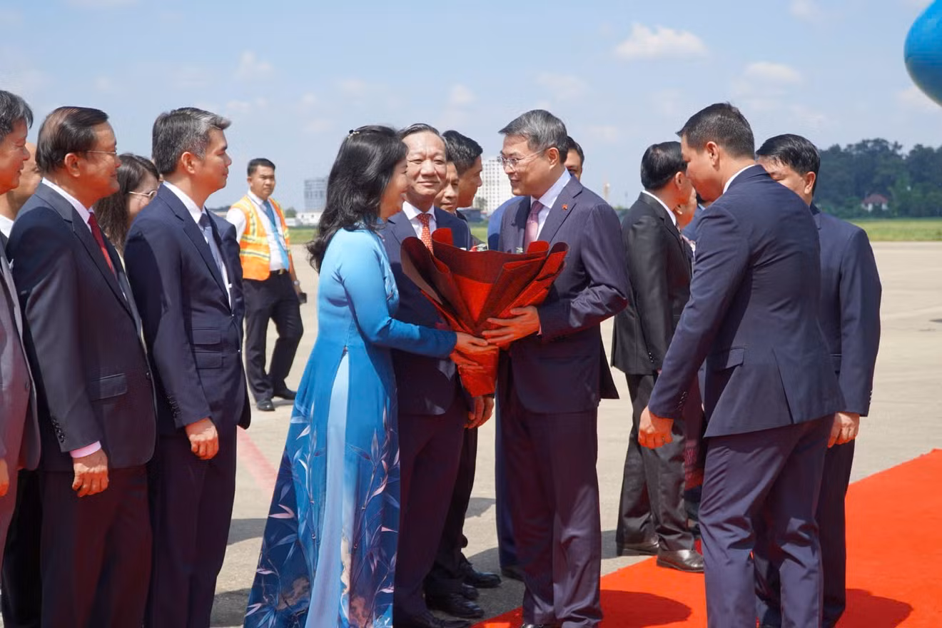 Thủ tướng Chính phủ Lê Minh Hưng tới sân bay quốc tế Wattay, Thủ đô Viêng Chăn bắt đầu chuyến thăm chính thức Cộng hòa Dân chủ Nhân dân Lào theo lời mời của Thủ tướng Lào Saleumxay Kommasith. (Ảnh: VOV)