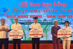 Ban Tổ chức trao 3 suất học bổng đặc biệt cho 3 tân sinh viên có hoàn cảnh đặc biệt khó khăn. (Ảnh: H.M)