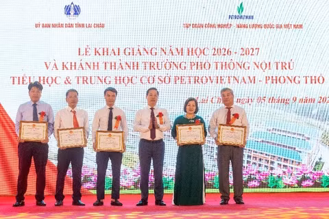 Đồng chí Hà Quang Trung, Chủ tịch Ủy ban nhân dân tỉnh Lai Châu tặng bằng khen cho đại diện Lãnh đạo Petrovietnam, Ban quản lý xây dựng tỉnh, Công ty Xây dựng số 6 (Nhà thầu thi công), Ủy ban nhân dân xã Phong Thổ. (Nguồn: PetroVietnam)